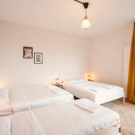 Very Large Station Apartment *