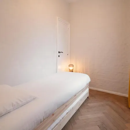 Very Large Station Apartment *